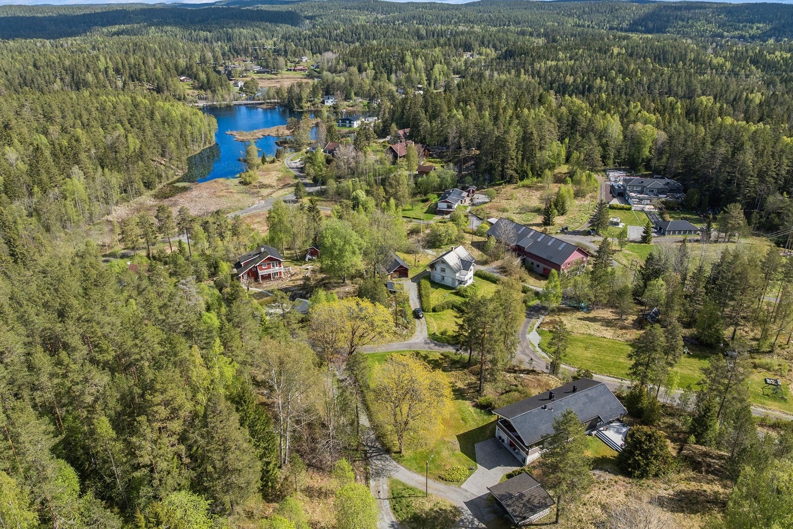 Eiendommen ligger særdeles naturskjønt til, og det er mulighet for båtplass til kajakk eller kano med avtale av grunneier Galleribilde