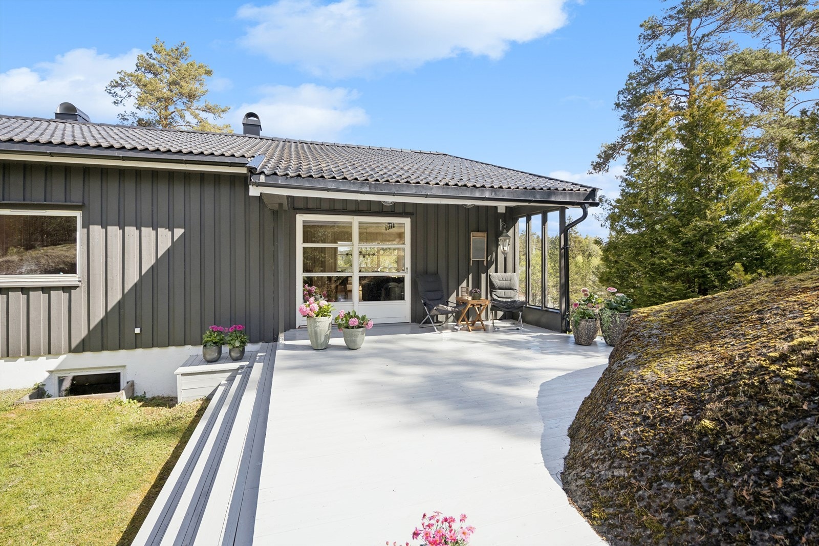 Boligen har to fine terrasser Galleribilde