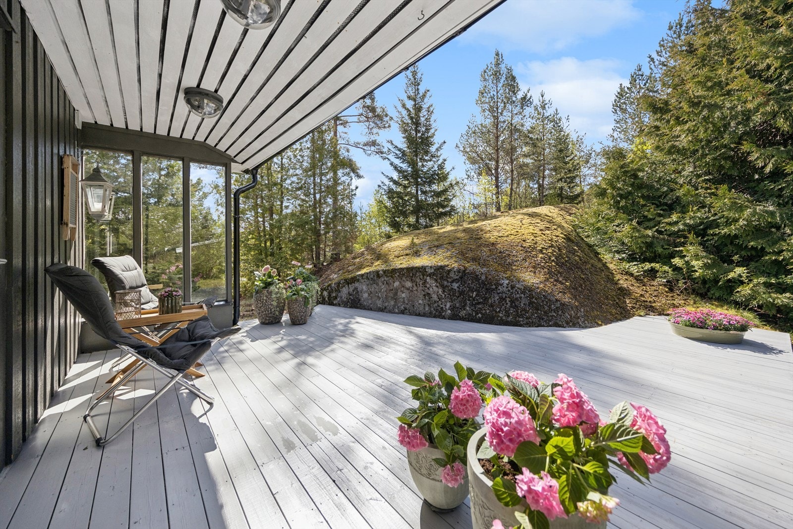 Med adkomst fra stue er det en koselig og usjenert terrasse på ca. 22 kvm som er vendt mot syd Galleribilde