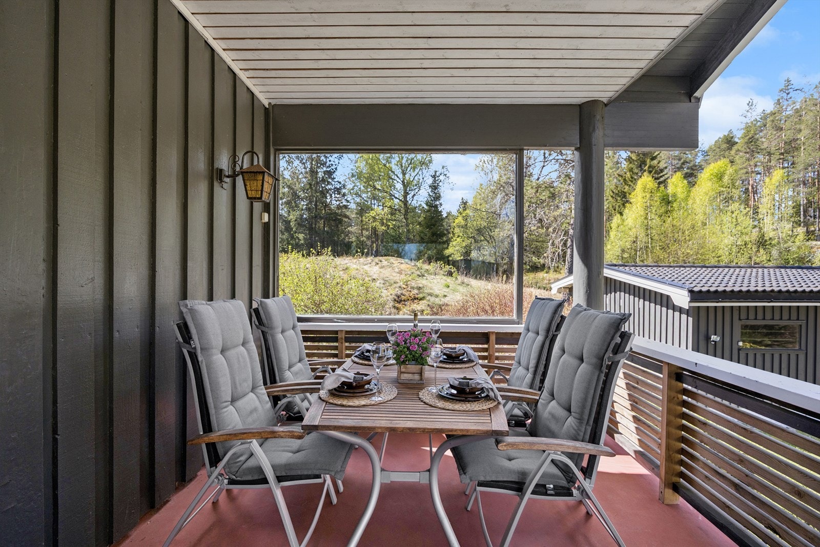 Det er god plass til to sittegrupper og grill. Uteplassen er vendt mot nordvest, og her kan solen og fine kvelder nytes Galleribilde