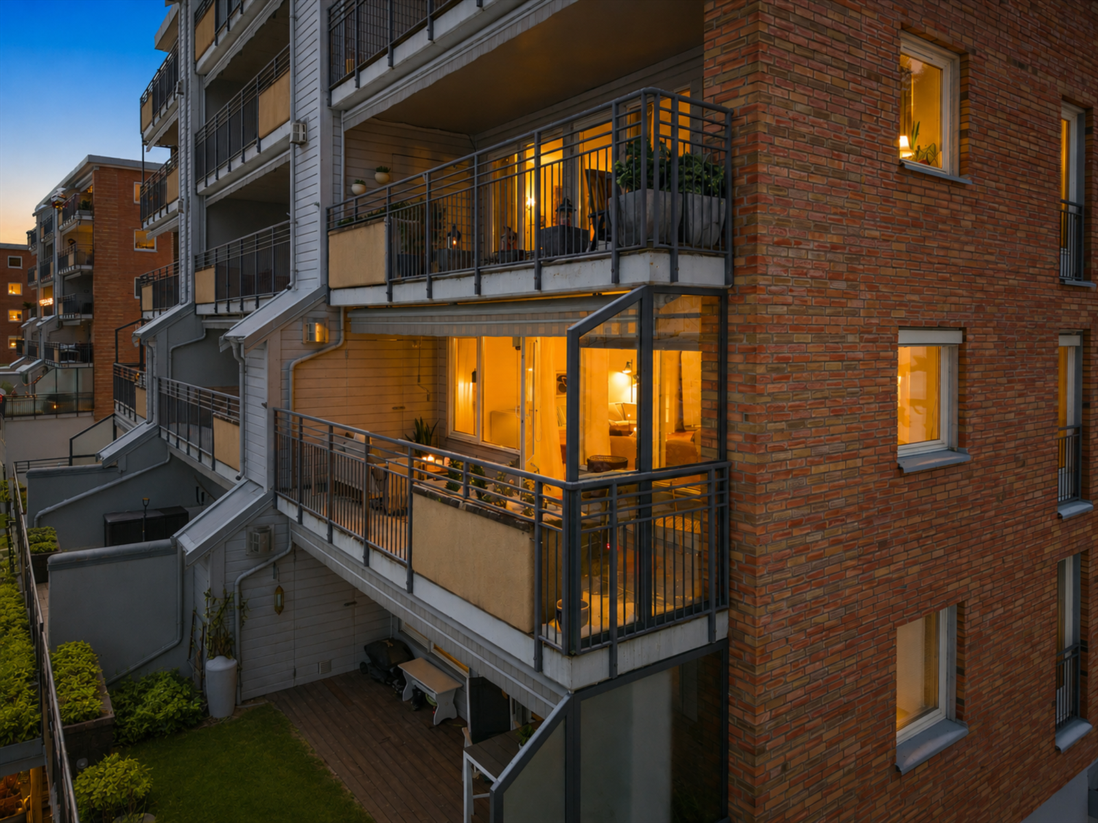Leiligheten ligger i en høy 2.etg. Trappefritt med heis. Beliggenheten oppleves meget luftig og solrik. Galleribilde