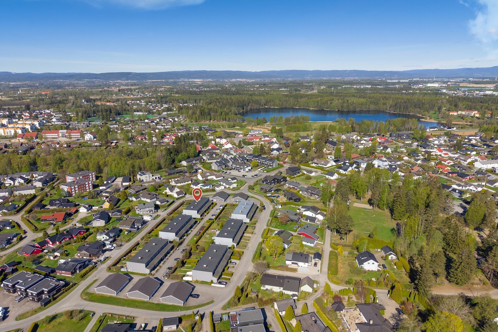 Nordbytjernet med badeplass, turstier og flotte friluftsområder ligger kun 1 km/15 min gåavstand fra boligen. Galleribilde