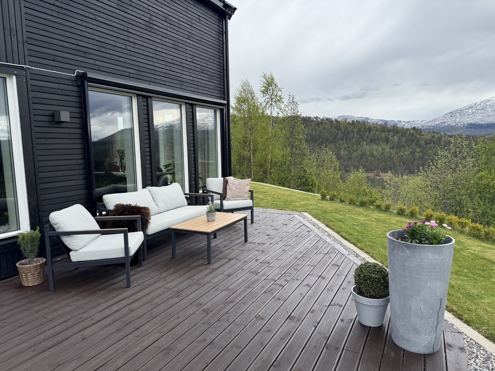 Uteområdet er opparbeidet med gode soner for opphold. Her finner man også en hyggelig fire pit som gir et naturlig samlingspunkt for rolige kvelder ute. Galleribilde