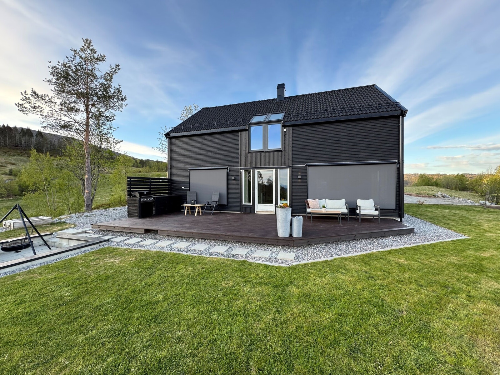 Velkommen til Eidssetervegen 13 - en moderne enebolig fra 2021 beliggende i rolige og naturskjønne omgivelser på Hjelset. (Fotot: Jay Maturan v/ EFKT) Galleribilde