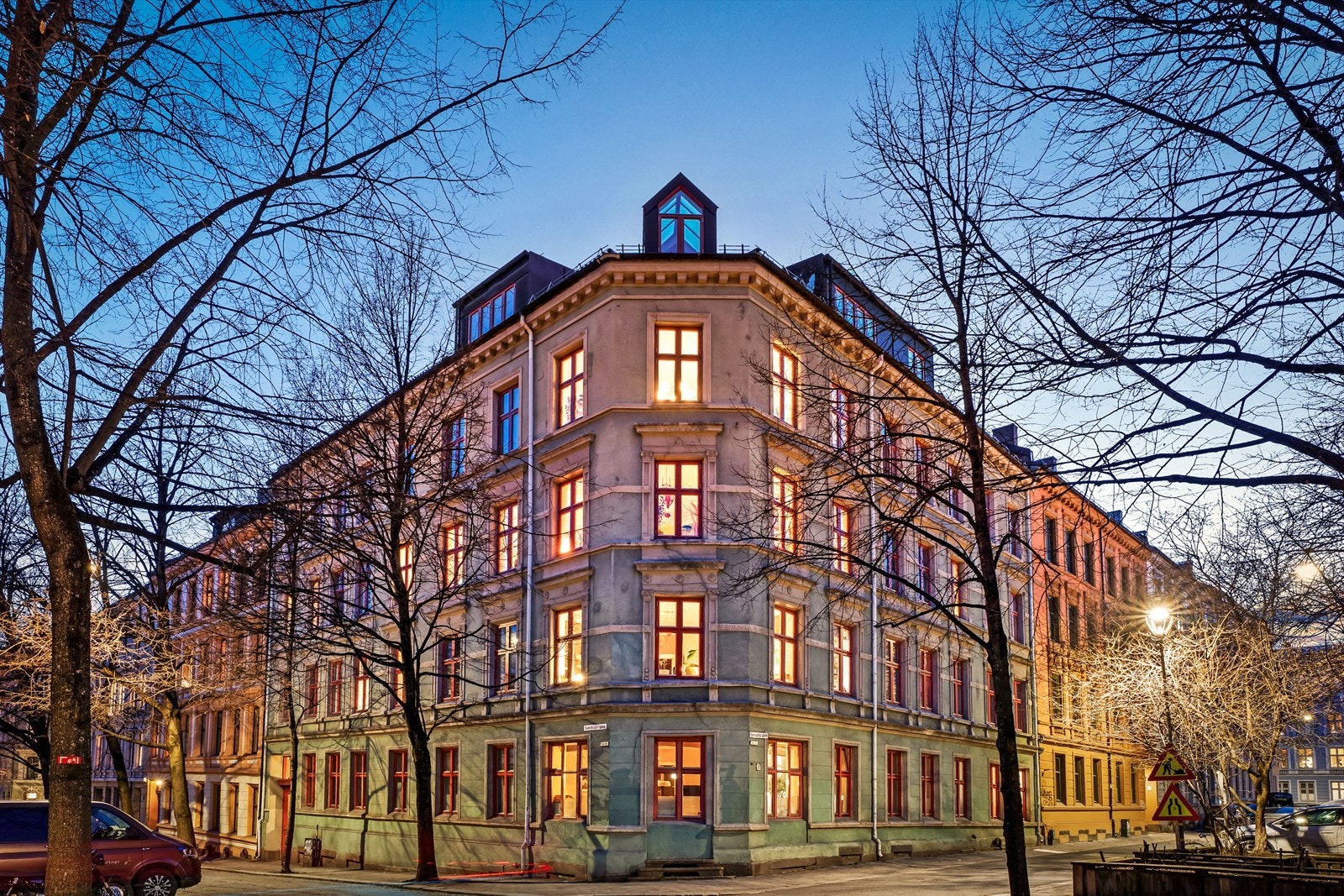 Leiligheten har en tilbaketrukket og rolig beliggenhet i trafikkstille gate, samtidig som du bor midt i hjertet av det urbane Oslo. Galleribilde