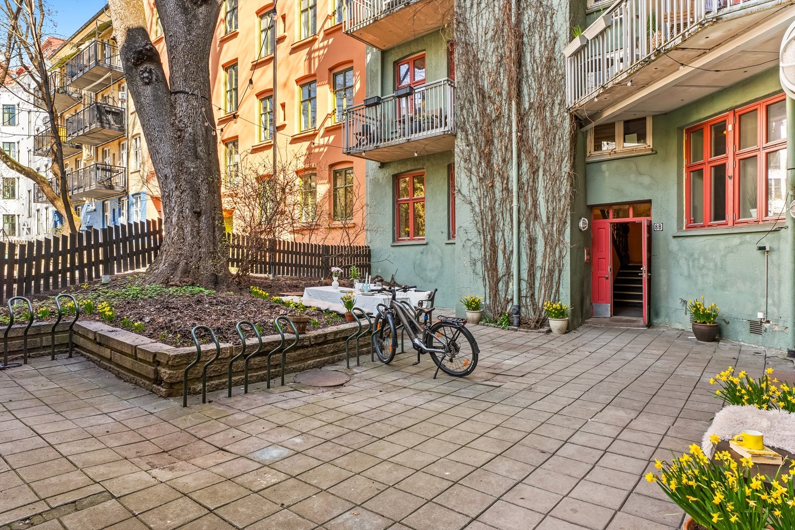 Sykkelparkering i bakgården. Beboerne kan også plassere sykler, trehjulssykler og barnevogner som er i aktiv bruk i den åpne fellesboden i kjelleren. Galleribilde