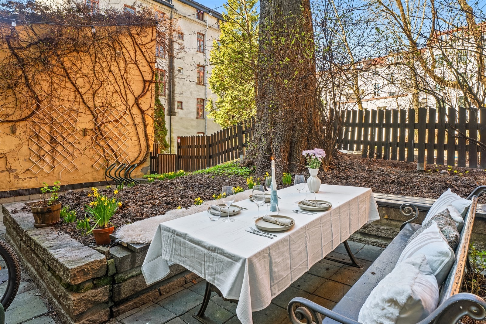 Leiligheten ligger tilbaketrukket i klassisk bygård, med adkomst til frodig bakgård med sittegrupper. Galleribilde