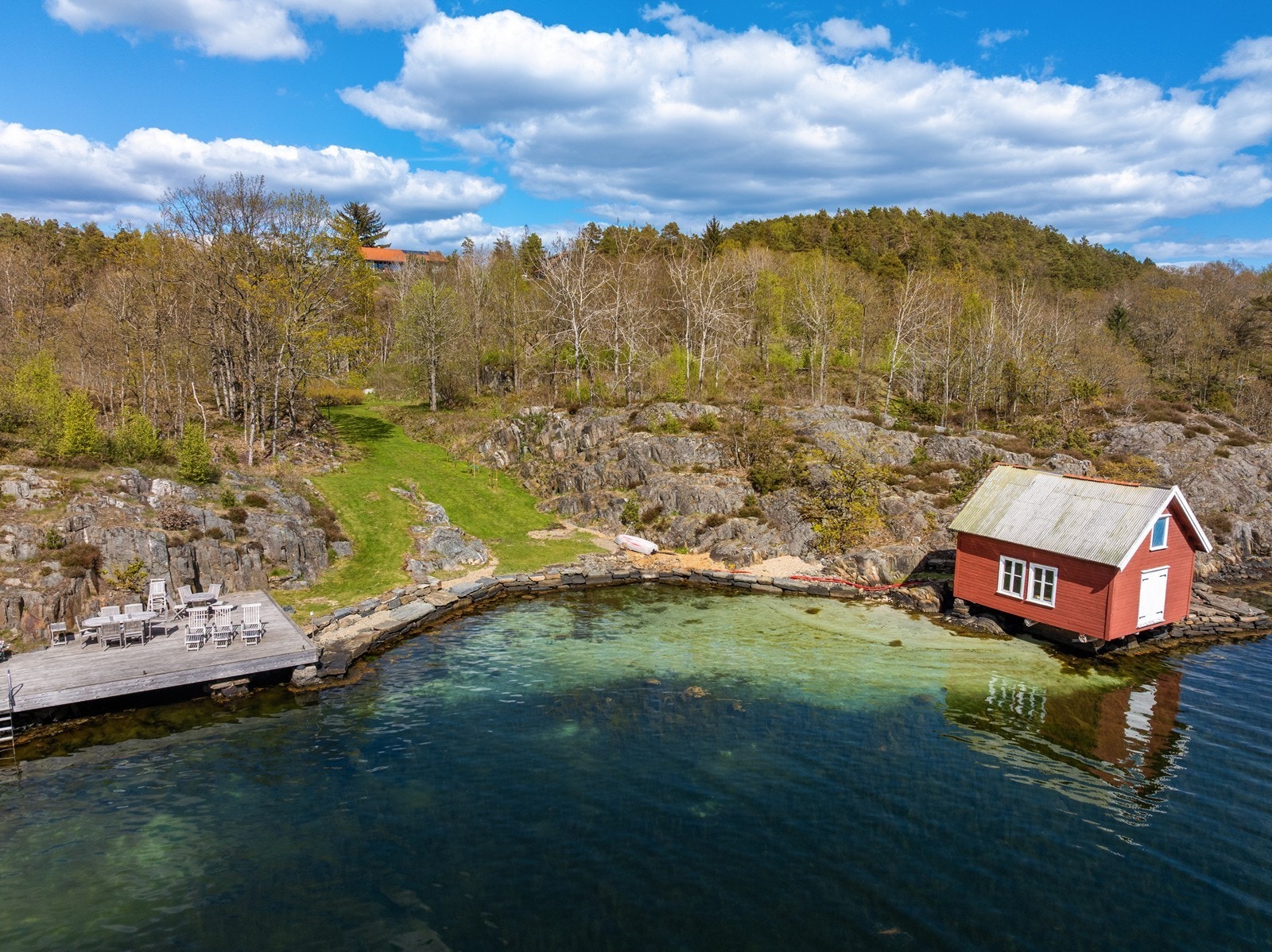 I tillegg har man brygge av generøs størrelse - perfekt for deg som ønsker å leve det gode liv ved sjøen. Galleribilde