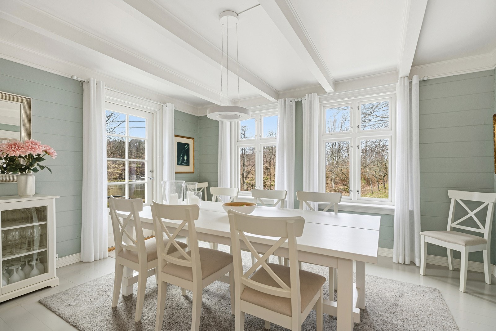 Velkommen inn! Boligen har to stuer - her er vi i spisestuen hvor man har god plass til å innrede med koselig spisegruppe Galleribilde
