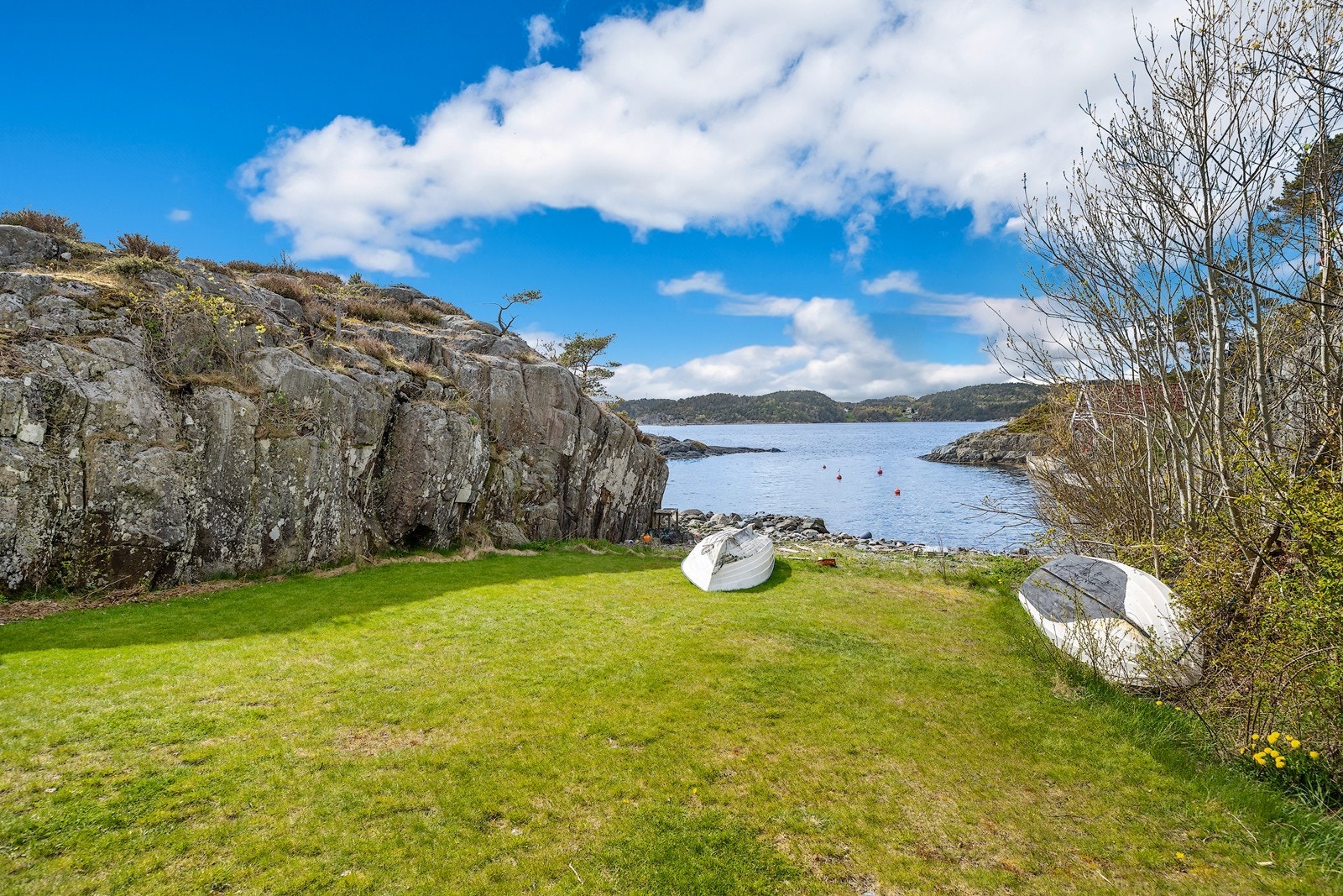 Fra eiendommen er det bare en kort båttur før du befinner deg midt i den klassiske sørlandsidyllen, med et mylder av holmer, skjær og lune viker Galleribilde