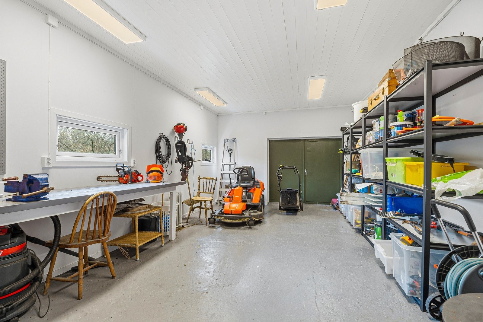 Romslig verksted med god plass til oppbevaring Galleribilde