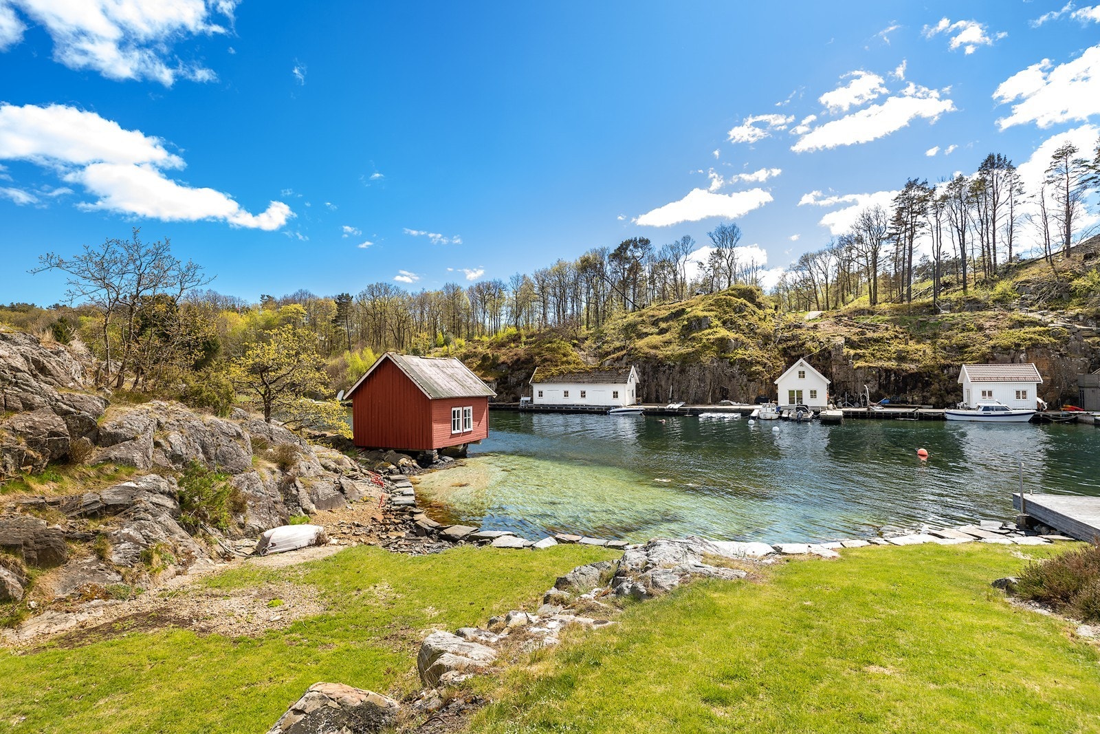 Eiendommen ligger flott til mellom Kristiansand og Lillesand, og byr på en stor og innholdsrik tomt med privat strandlinje, to naust, verksted, låve og enebolig Galleribilde