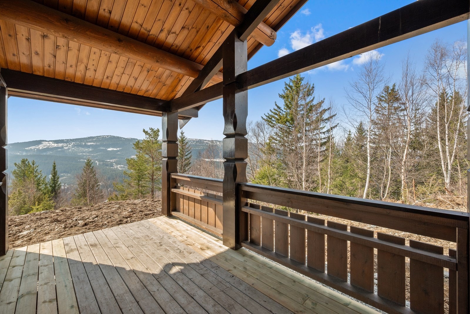 Stuen forlenges av en overbygd og skjermet terrasse på ca. 13,5 kvm. Galleribilde