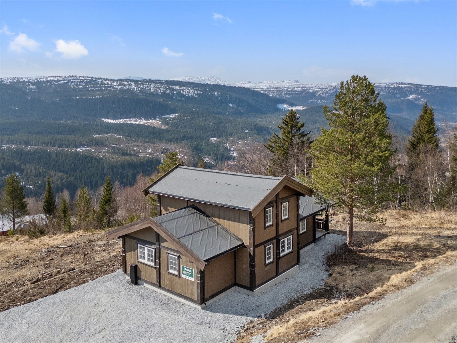 Velkommen til Løkkjgrinda 9 - en romslig, velholdt og innbydende hytte over to etasjer. Foto: Interiørfoto v/Haukdal. Galleribilde