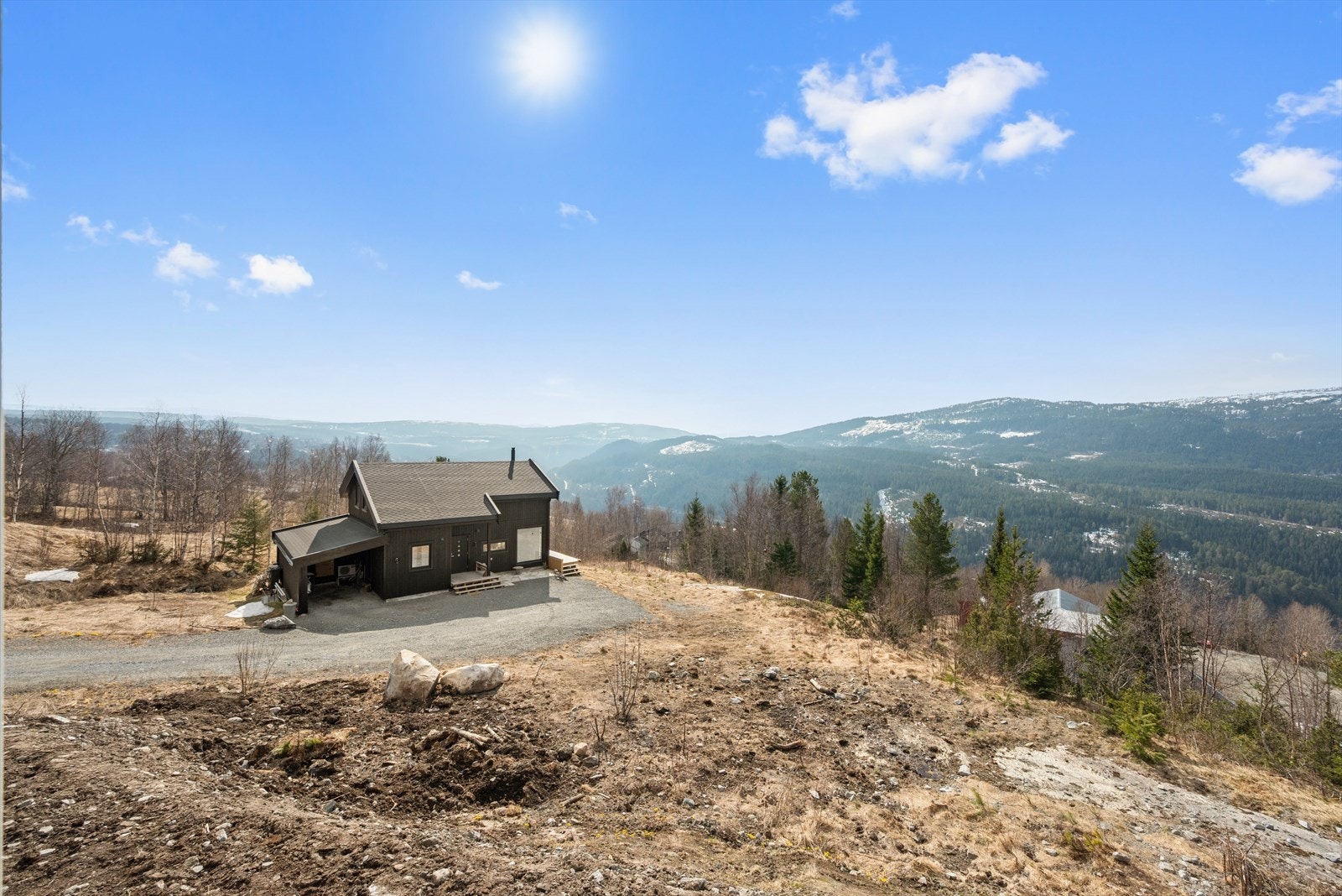 Hytta ligger i naturskjønne omgivelser, snaut 2 kilometer nordvest for Berkåk. Galleribilde