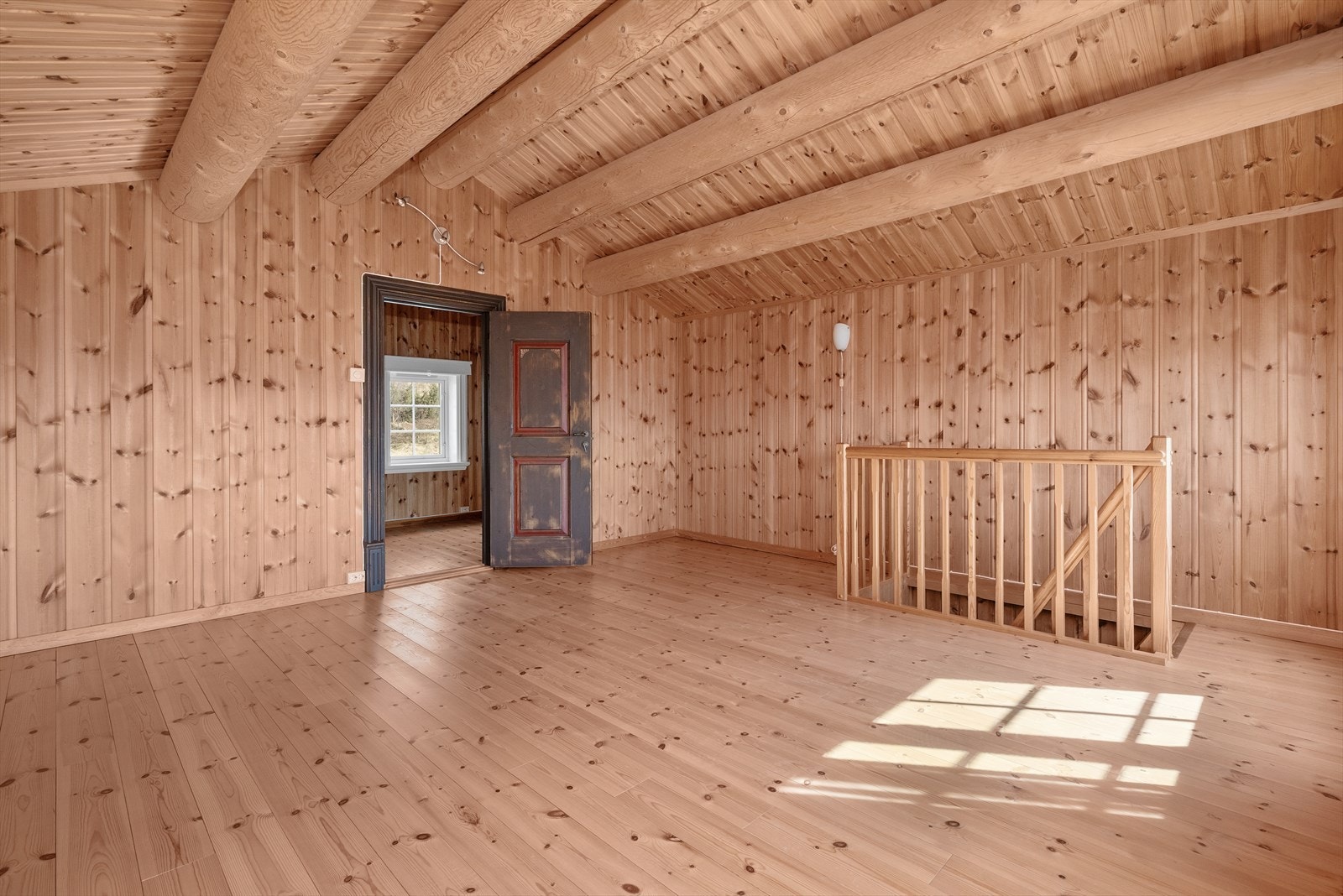 Øverst har hytta en stor loftstue, et ekstra oppholdsrom for både lek og avslapning. Galleribilde