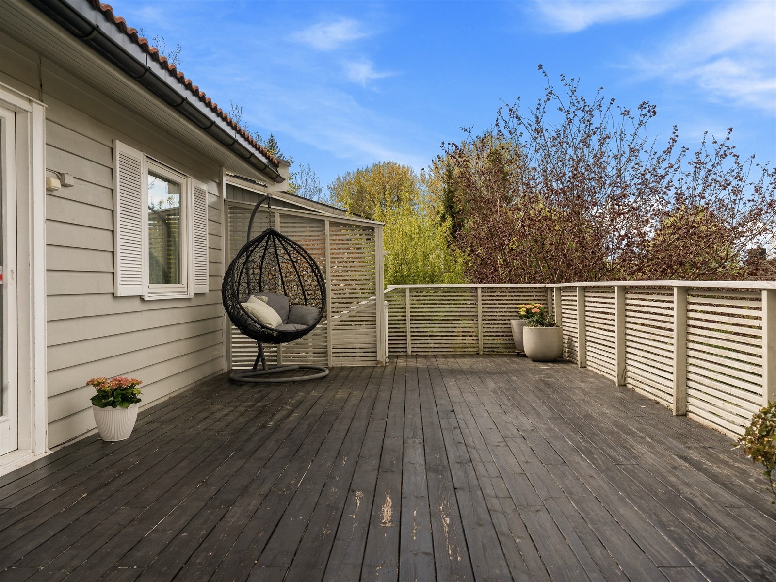 Terrassen er en usjenert og solrik uteplass, perfekt for lange sommerdager. Galleribilde