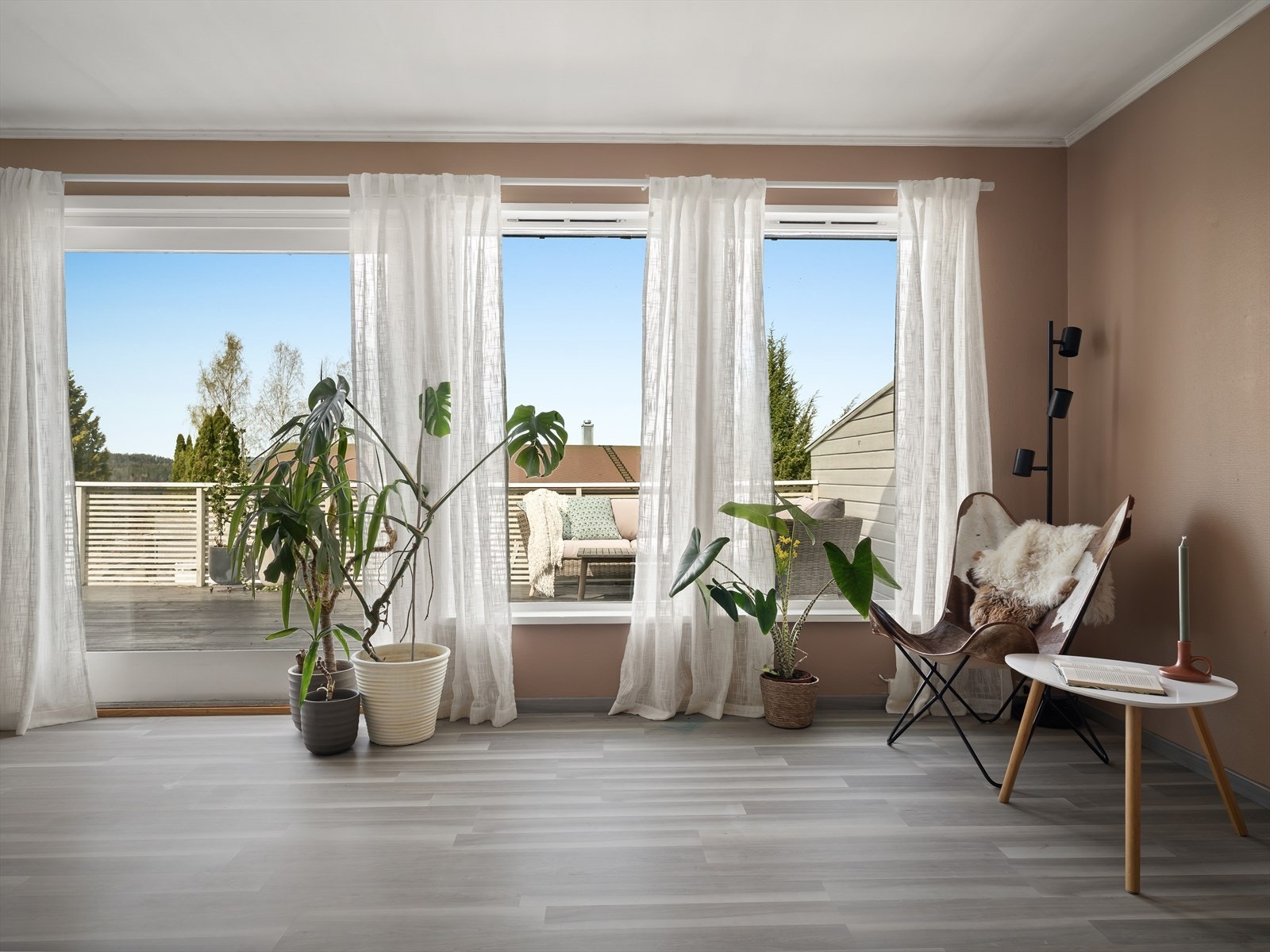 Fra stuen er det direkte utgang til en romslig, vestvendt terrasse på hele 44 m². Galleribilde