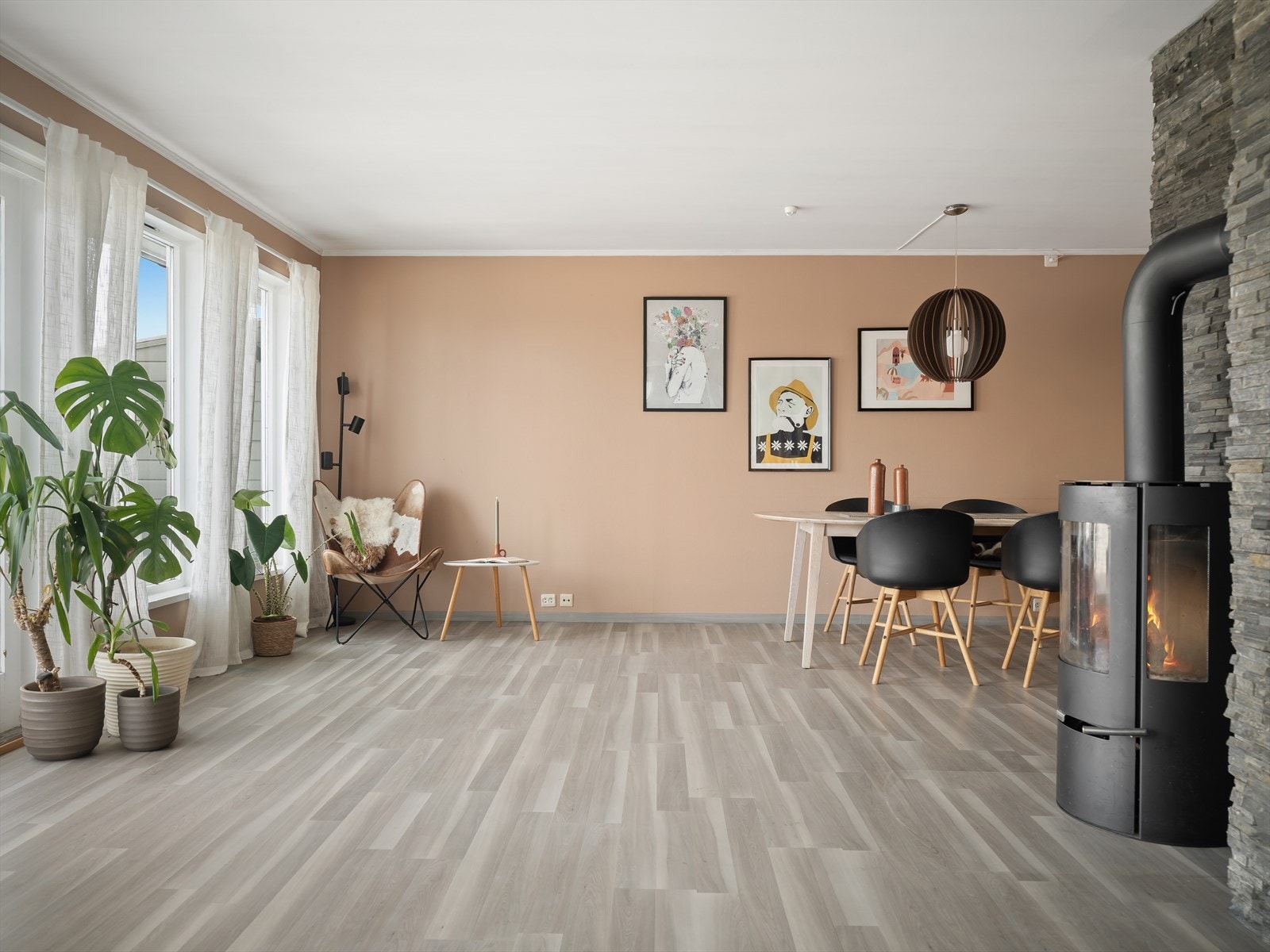 En stemningsfull vedovn gir ekstra varme og hygge i stue- og spisestuedelen. Galleribilde
