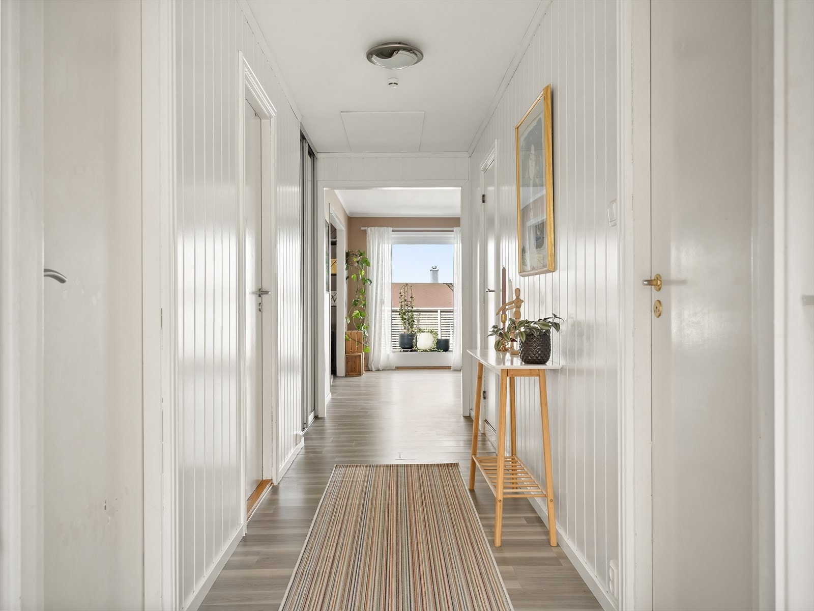 Fra entréen er det en gjennomgående siktlinje mot stuen og dagslyset. Galleribilde