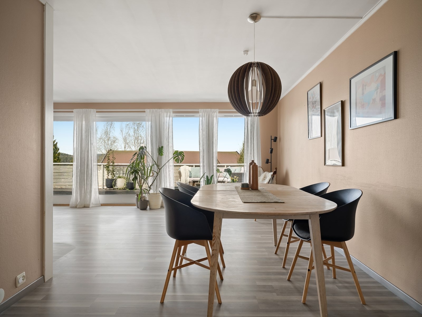 De store vindusflatene i stuen slipper inn rikelig med dagslys og gir en åpen forbindelse mot balkongen. Galleribilde