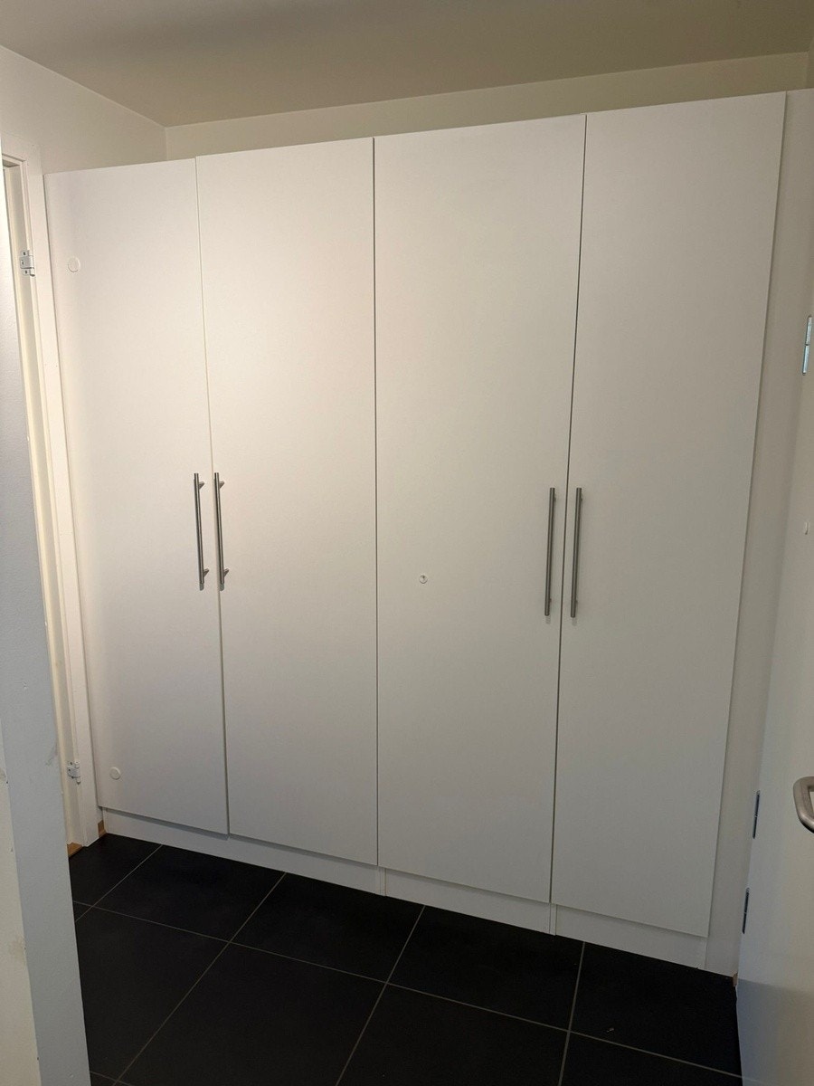 Garderobe entré god lagringsplass Galleribilde