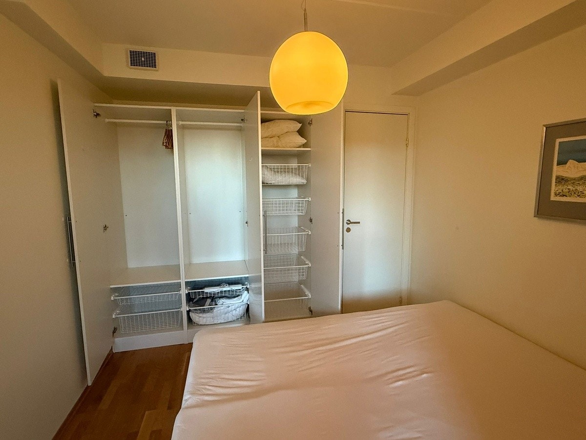 Soverom med garderobeskap Galleribilde
