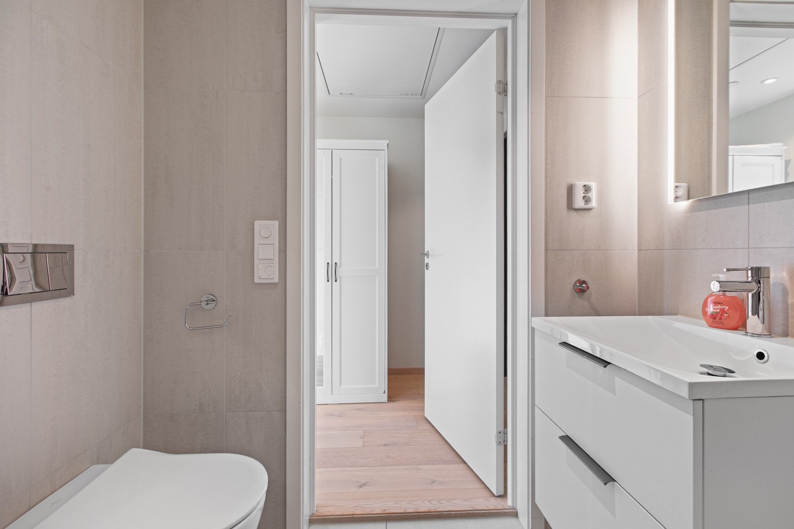Badet er innredet med veggmontert klossett, servantskap og speilskap. Galleribilde
