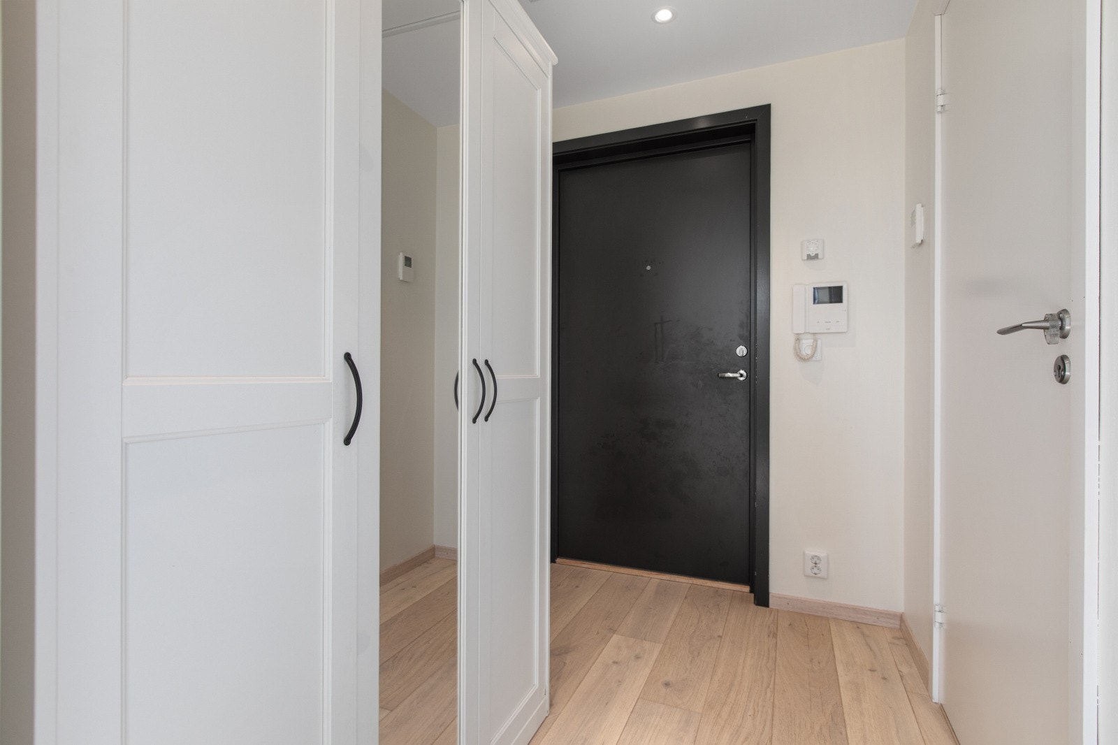 Entréen er romslig og det er plass til en stor garderobeløsning. Galleribilde