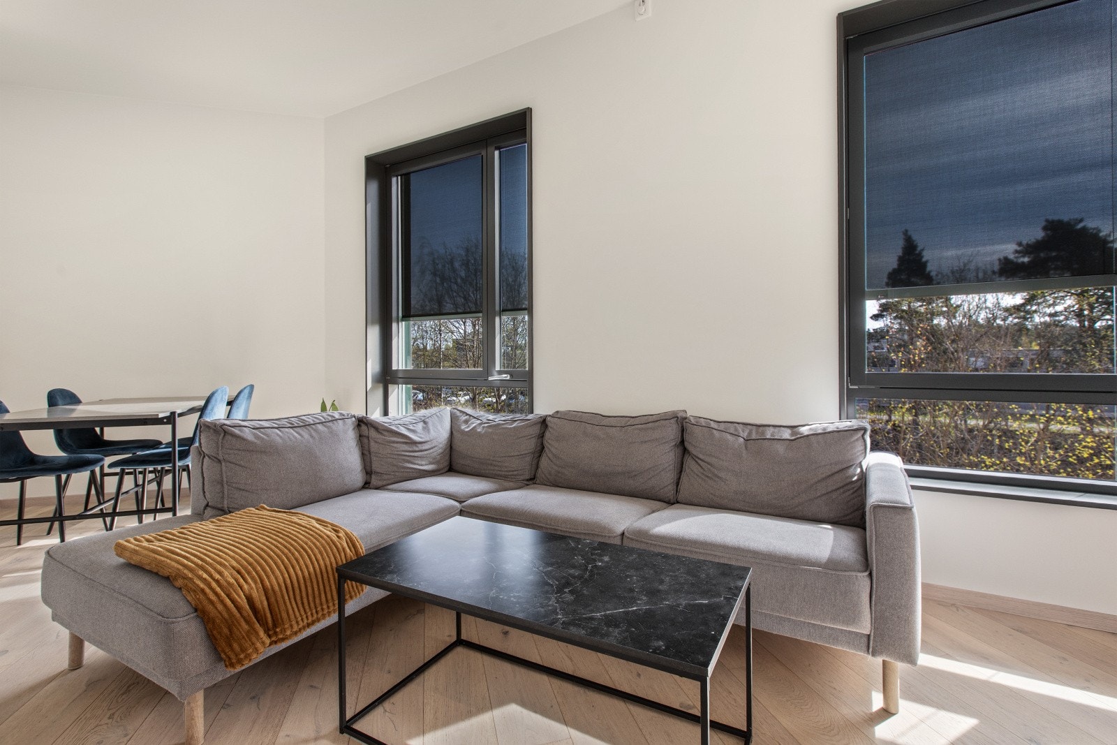 Stuen har naturlige soner med god plass til sofa, salongbord og TV-møblement. Det er montert elektriske screen på vinduene i stuen. Galleribilde