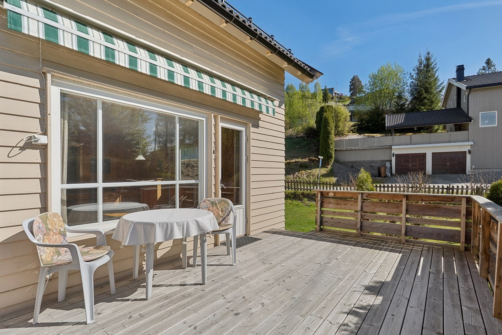Her er det rikelig med plass for utemøblement, grill og annet en måtte ønske. Galleribilde