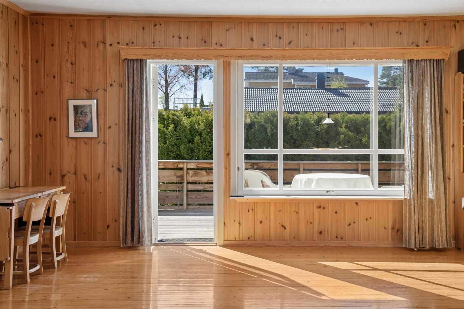 Fra spisestuen er det direkte utgang til verandaen. Galleribilde