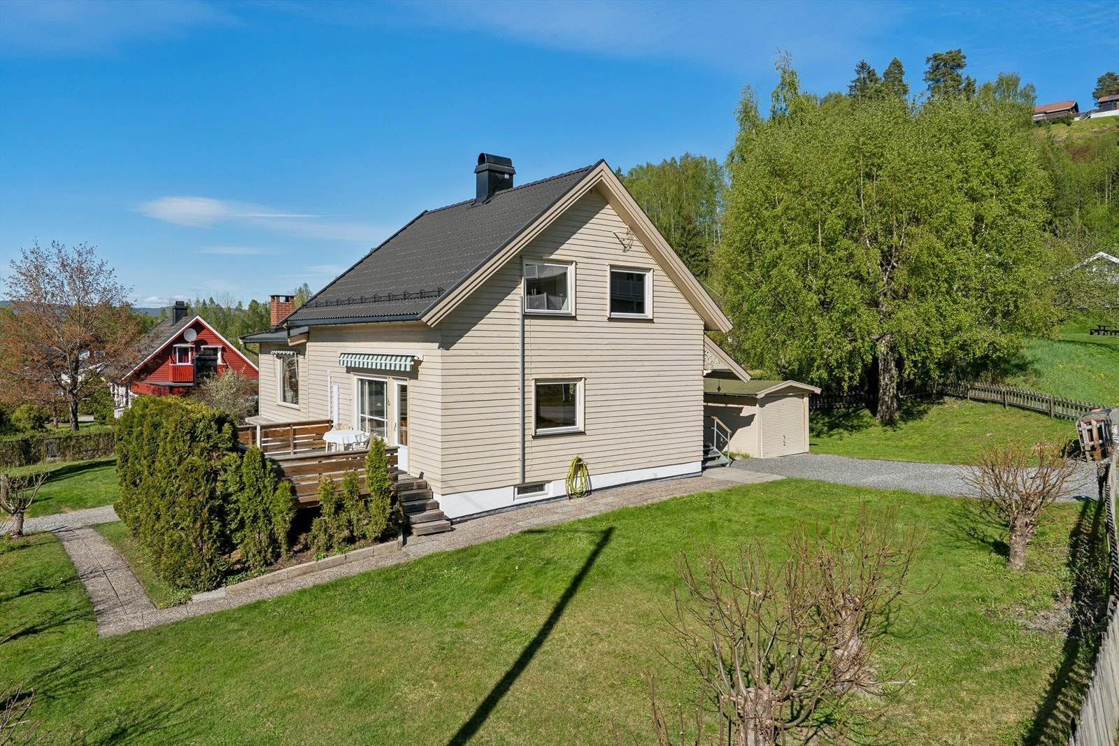 Eiendommen ligger i et rolig og barnevennlig område, med kort vei til skoler og barnehager. Galleribilde