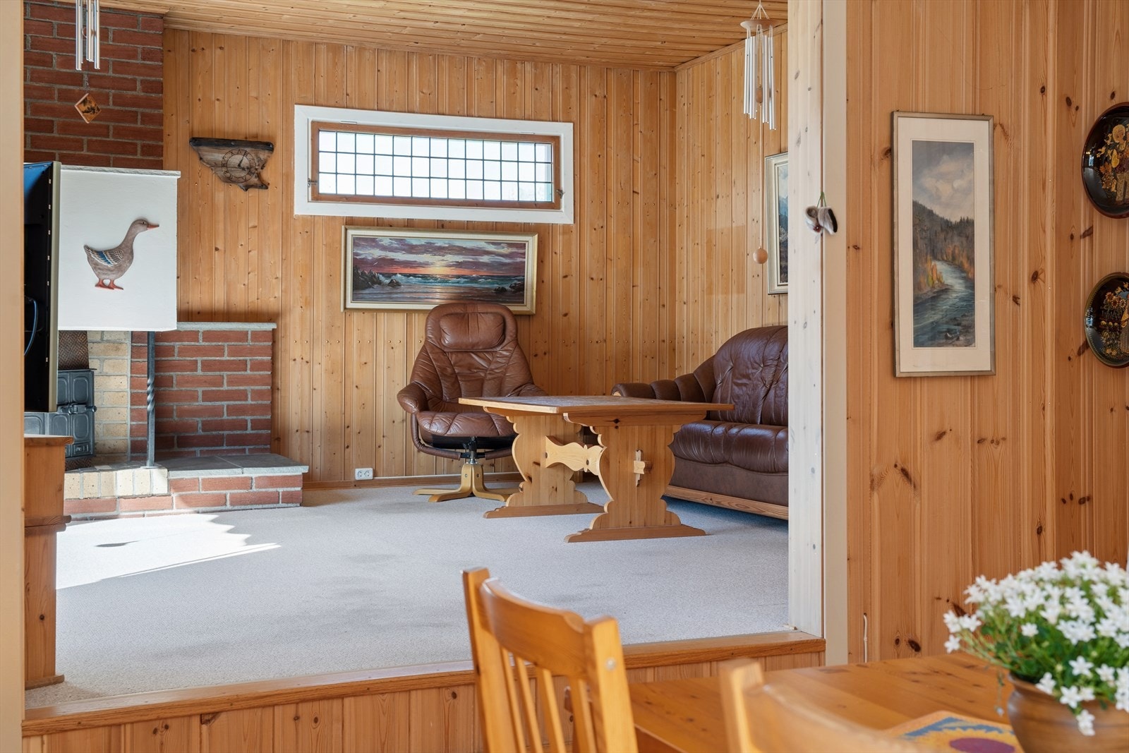 Fra spisestuen er det et nivå opp til peisestuen, som skaper en fin rominndeling. Galleribilde
