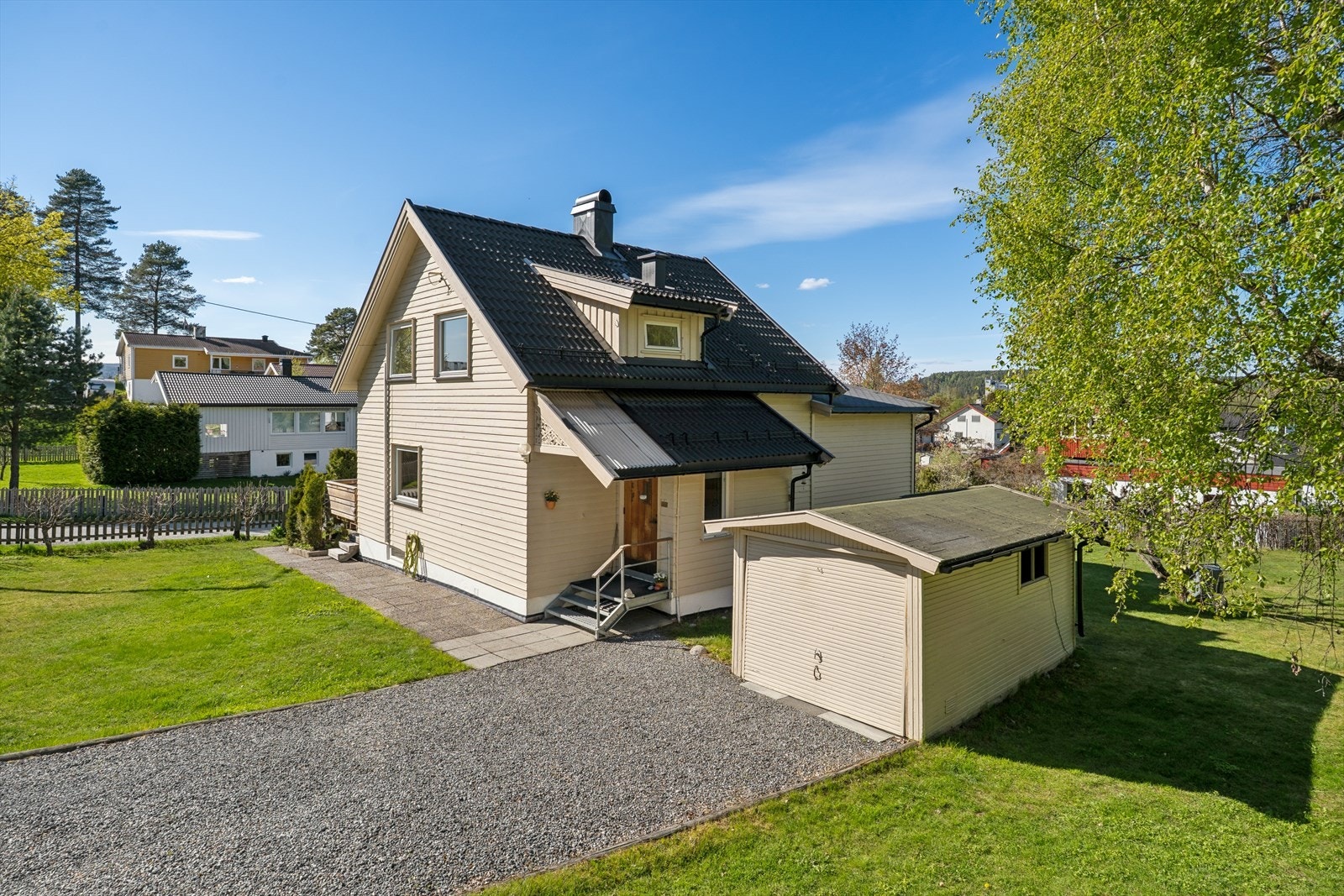 Taket ble tekket med ny betongtakstein og beslag i 2015. Galleribilde