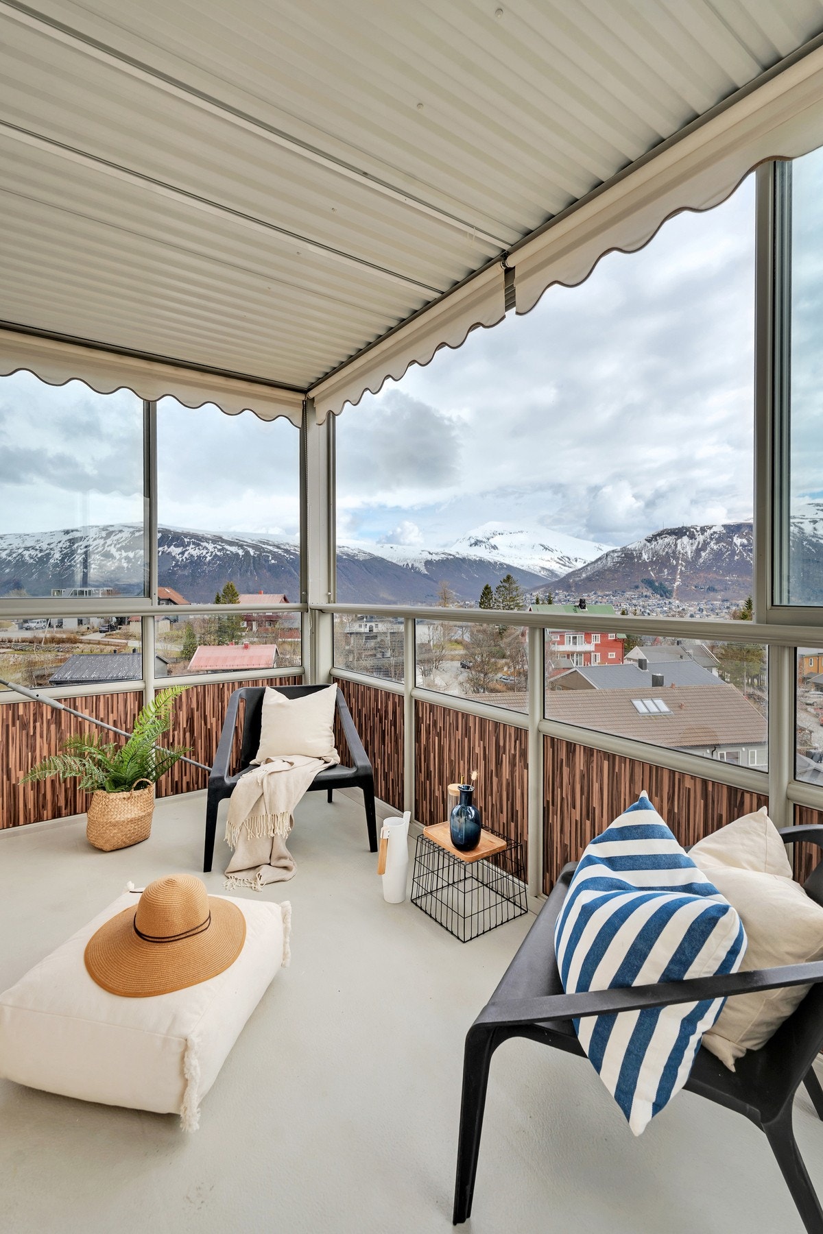 Fra balkongen ser du Tromsdalstiden og fjellheisen Galleribilde