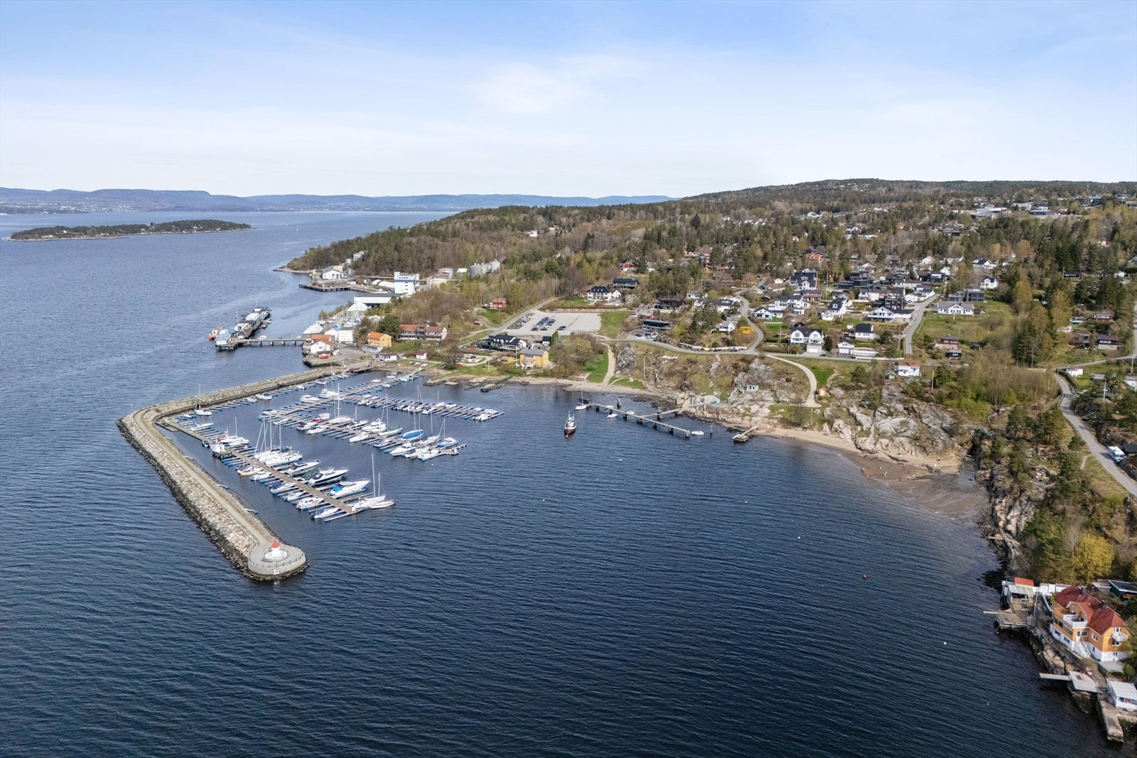 Kort vei til Fagerstrand med båthavn og flere badeplasser. Nærmeste dagligvarebutikk er kun 4 minutter unna. Galleribilde