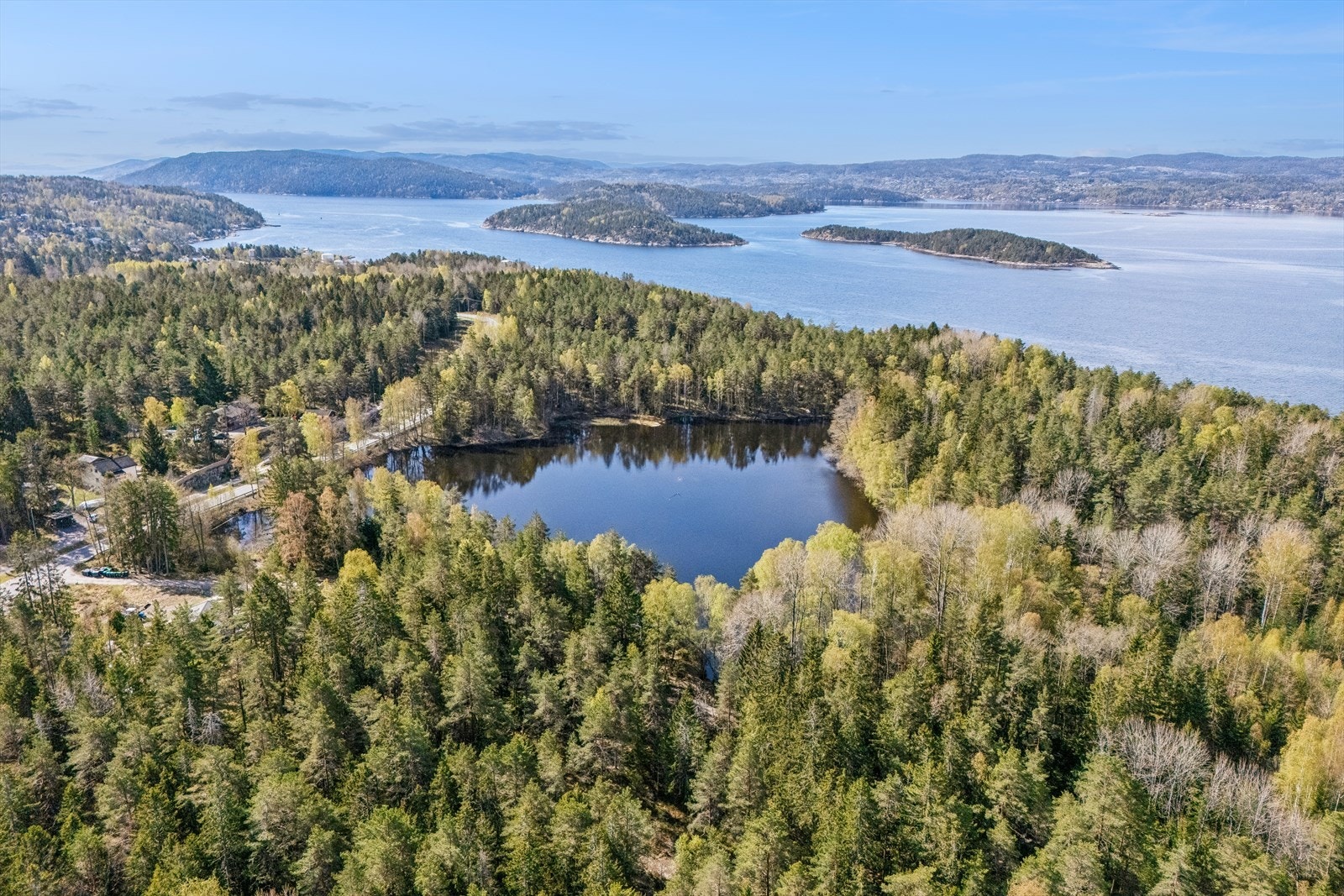 Eiendommen ligger på Nesodden, kjent for sin vakre kystlinje og rike kulturliv. Galleribilde