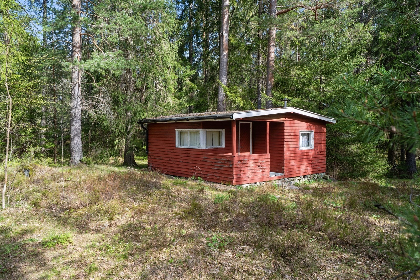 Eksisterende hytte på tomten. Galleribilde