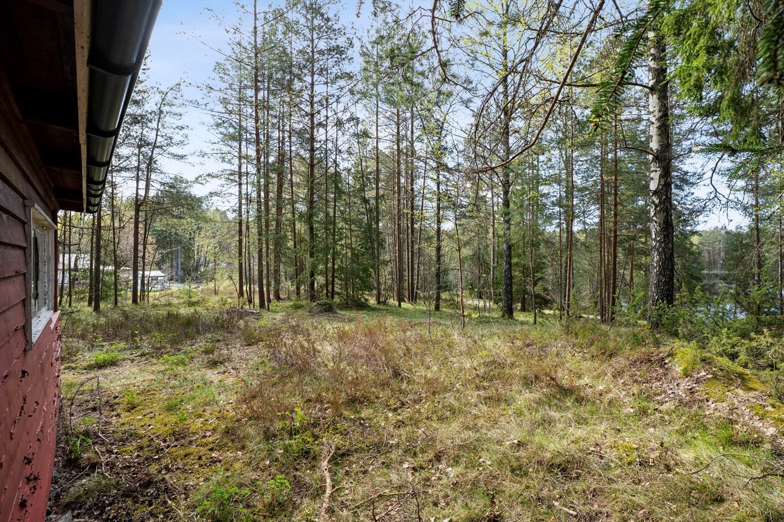 Tomten byr på fine uteområder med god plass. Galleribilde