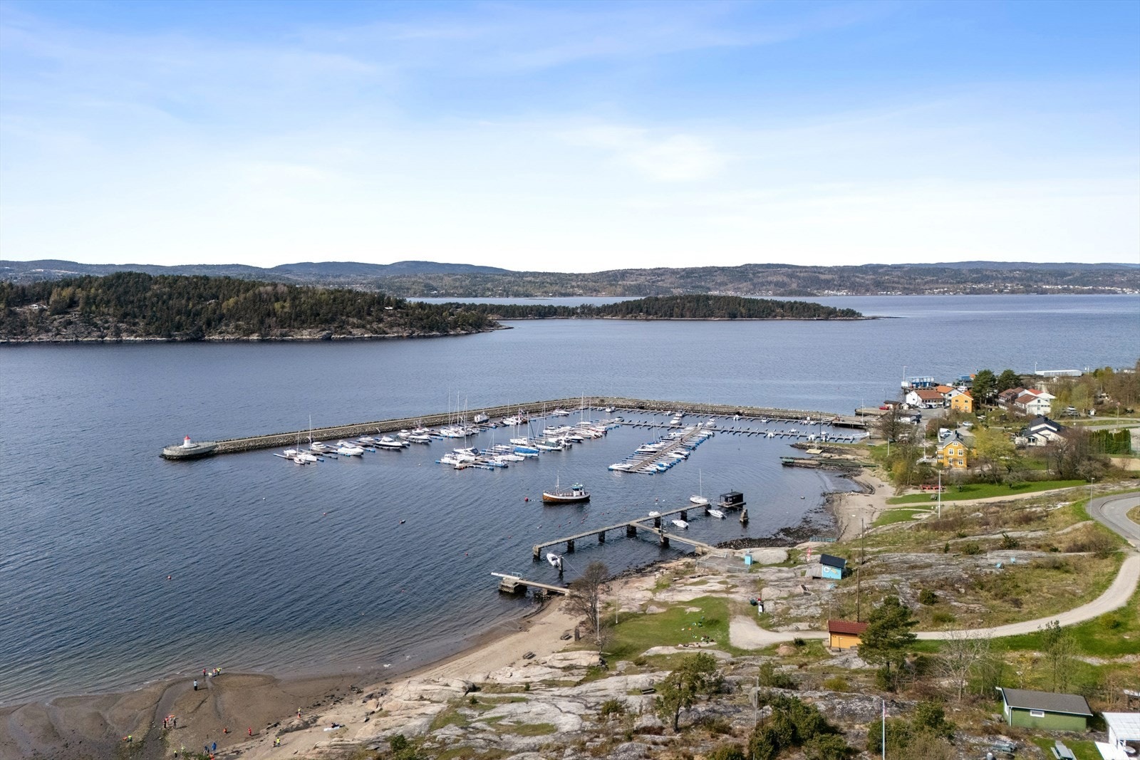 Området byr på mange turmuligheter, og det er kun en kort spasertur ned til fjorden. Galleribilde