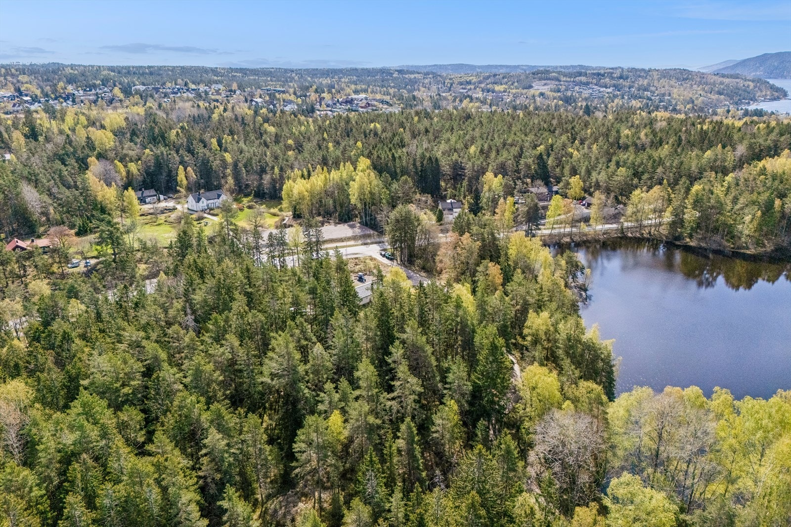 Det er kort vei til Fagerstrand hvor det er dagligvarebutikker, cafe og andre servicetilbud. Galleribilde