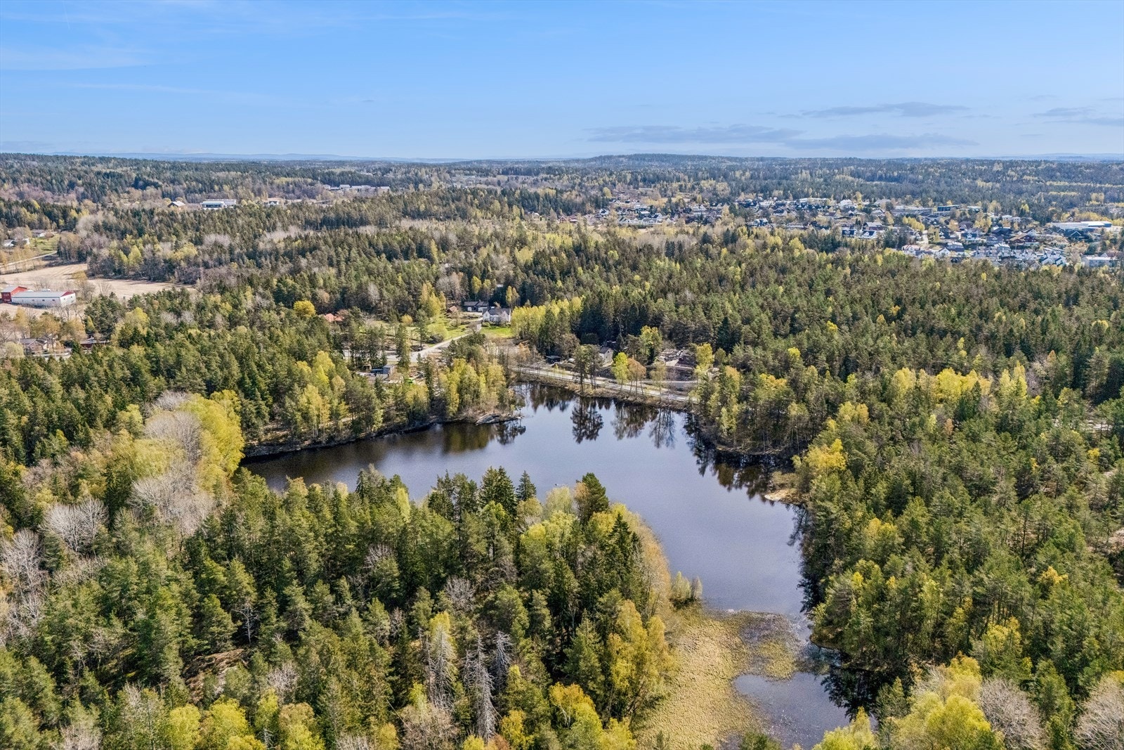Fra busstoppet Gaupa, kun to minutter unna, tar buss 575 deg enkelt videre, for eksempel til Nesoddtangen for ferge til Oslo. Galleribilde