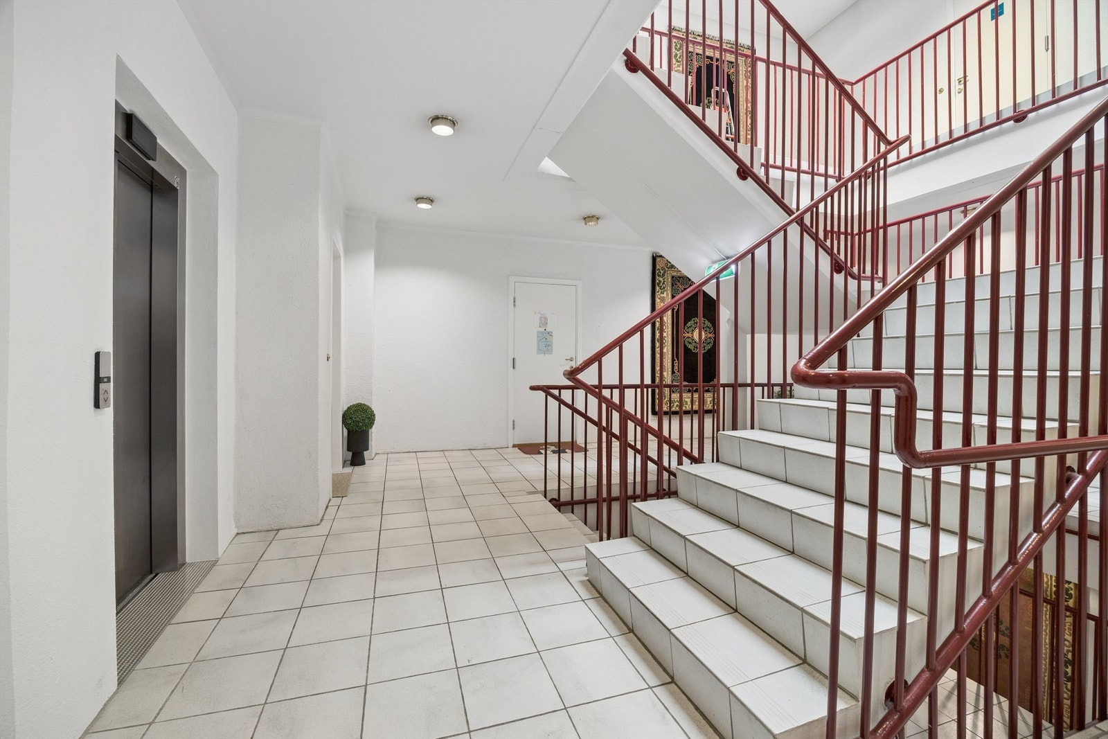 Bygget har heis, som gir enkel adkomst til leiligheten i 2. etasje. Galleribilde