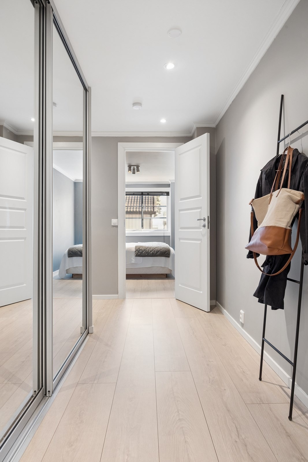 Entréen har en romslig skyvedørsgarderobe med speilfronter som gir god oppbevaringsplass. Galleribilde
