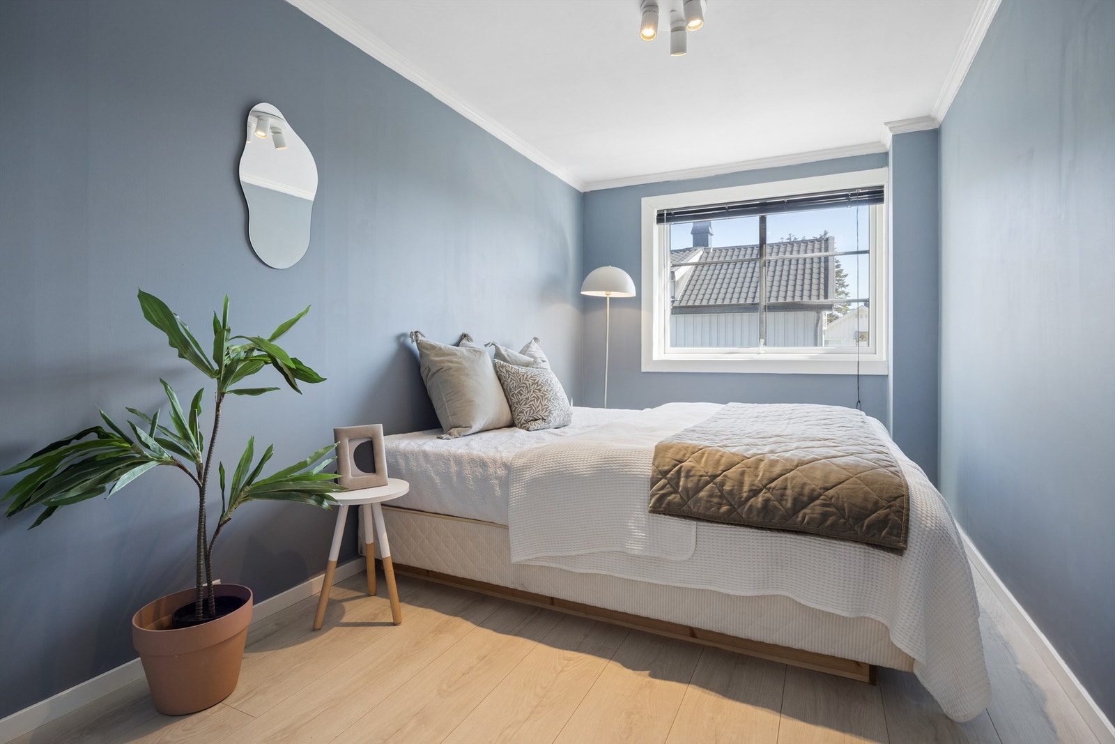 Soverommet vender mot et rolig område og har god plass til dobbeltseng. Galleribilde