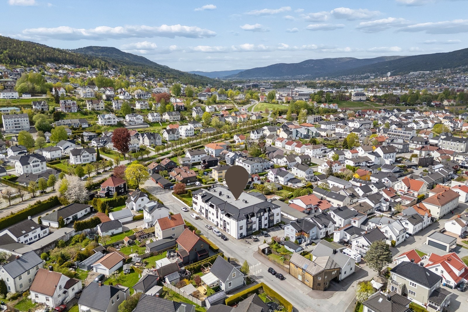 Eiendommen er beliggende i en av de eldste bydelene i Drammen, på sydsiden av Drammenselva mellom Gulskogen og Austad/Fjell/Tangen. Galleribilde