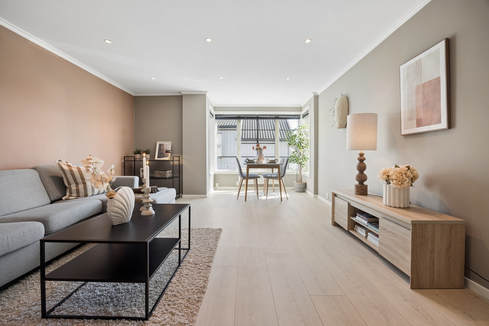 Stuen er romslig, med god plass til både sofagruppe og spisebord. Galleribilde