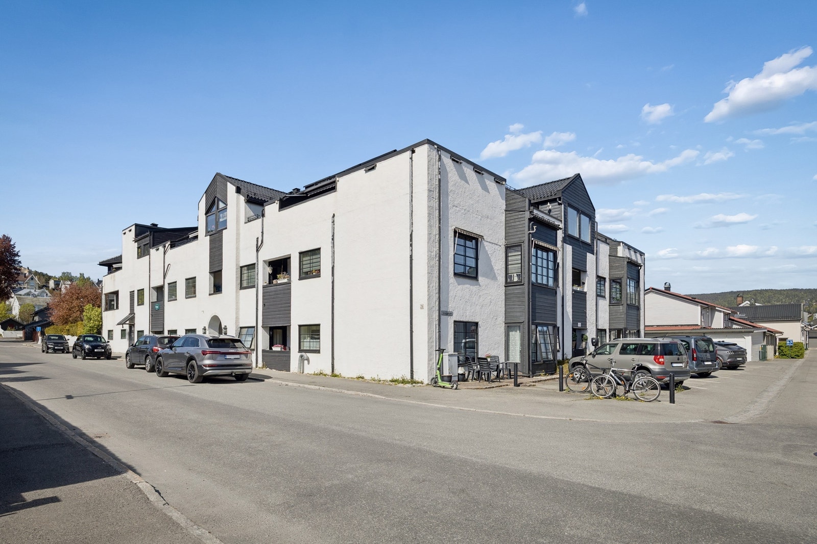Dette er et område som kombinerer roen fra et etablert boligstrøk med umiddelbar nærhet til byens fasiliteter. Galleribilde