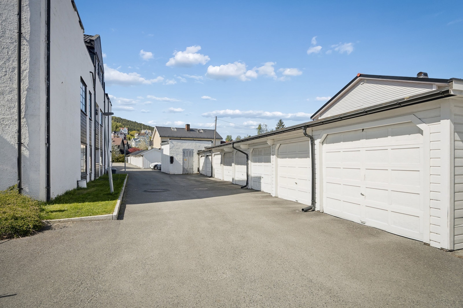 Leiligheten disponerer en parkeringsplass på 14 kvm i felles garasjerekke. Galleribilde